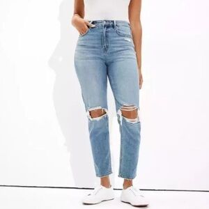 American Eagle Light Wash Distressed Ripped Knee Mom Jeans - High Rise - size 0
